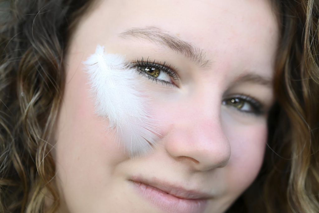 *meisje met veer bij de ogen