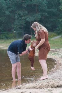 zwangere mama met papa en dochtertje