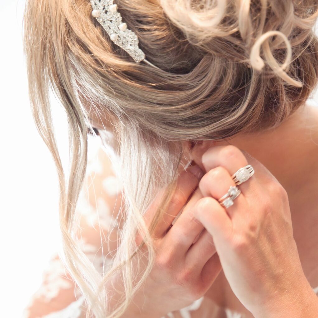 *bruid doet oorbellen in