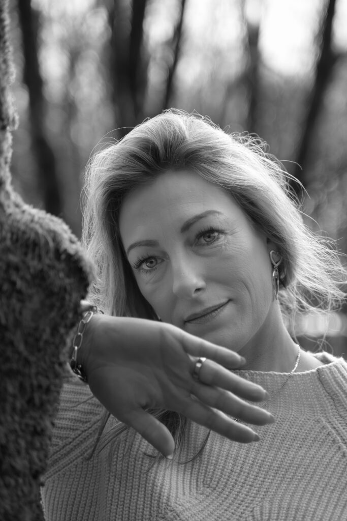 *vrouw met hand bij boomschors zwart/wit