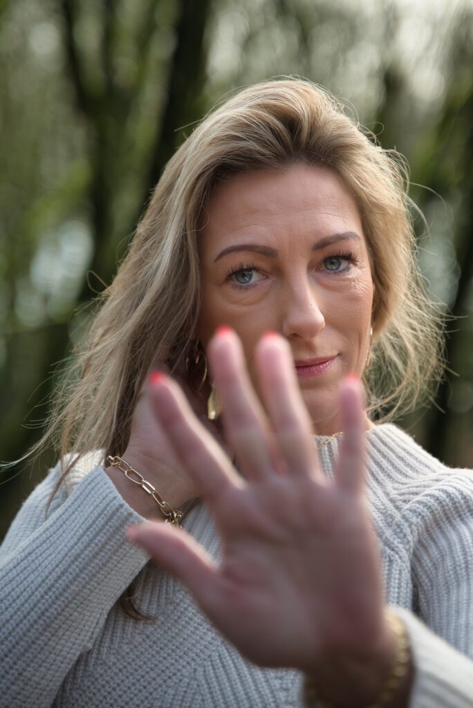 *vrouw met hand voor haar