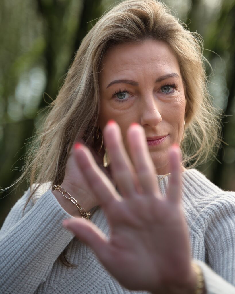 *vrouw met hand voor haar