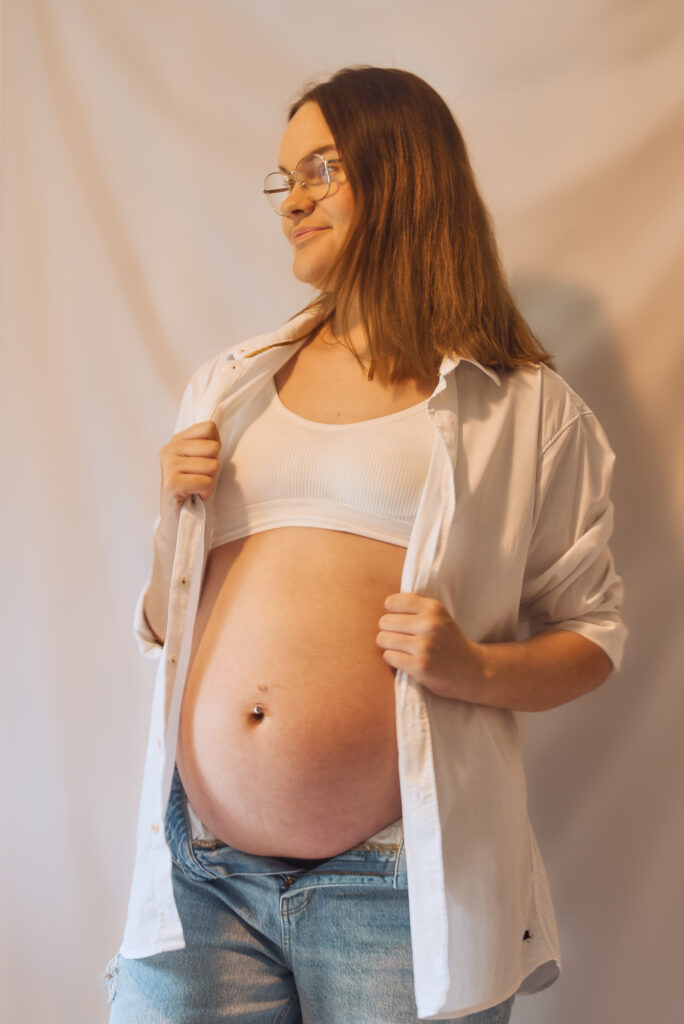 staande vrouw met zwangere buik