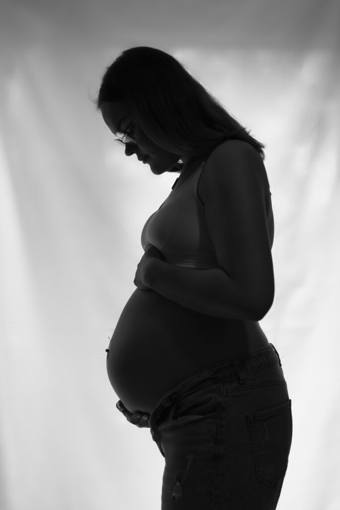 silhouet zwangere vrouw staand zw/w