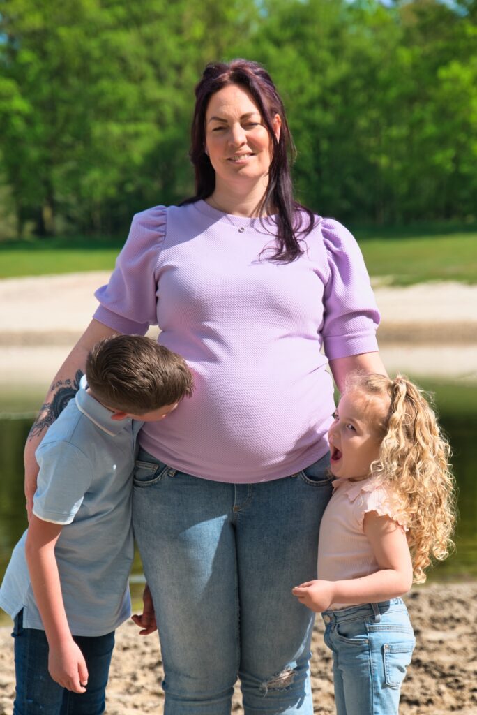 zwangere moeder met zoon en dochter