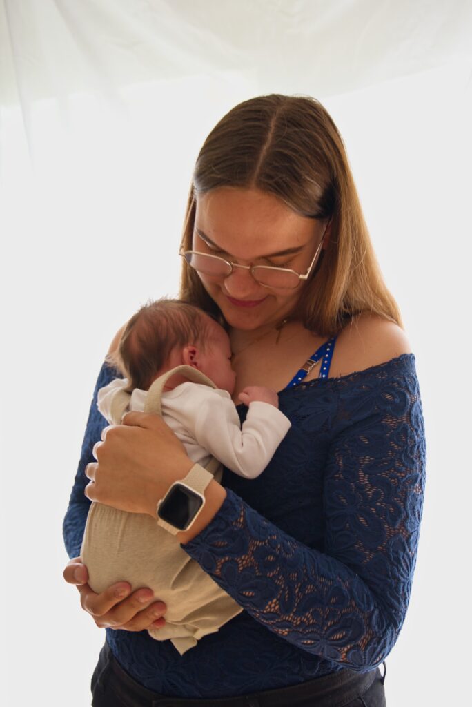 moeder met baby op haar borst