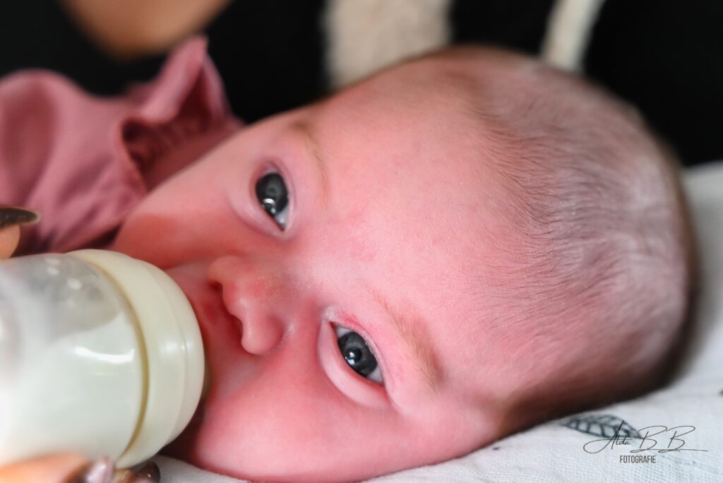 *baby drinkt de fles