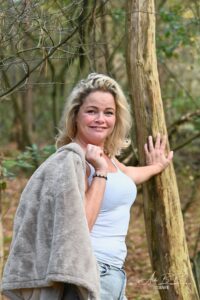 blonde dame in het bos