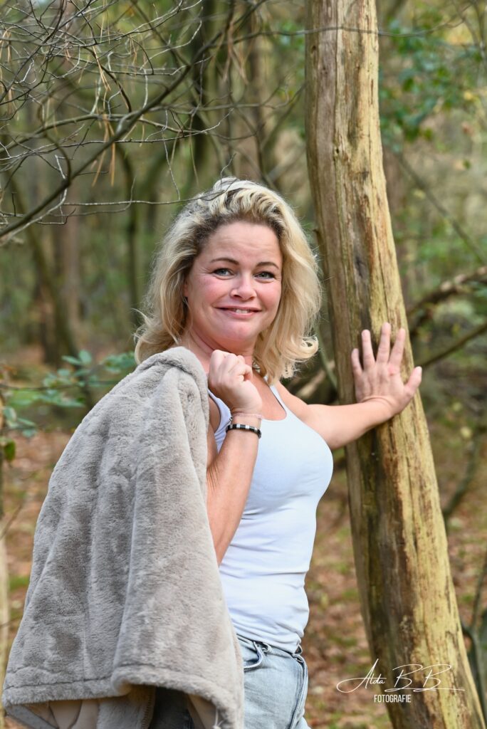 *blonde dame in het bos
