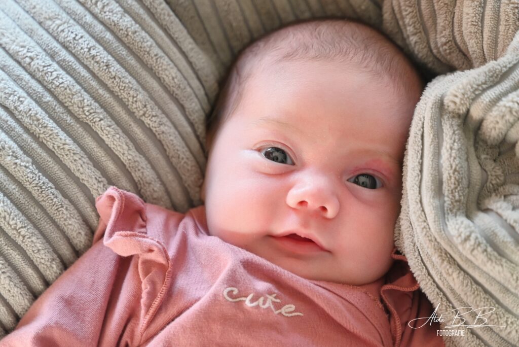 *baby liggend in kussen