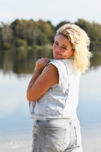 blonde dame aan het strand