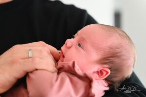 baby sabbeltje op vinger