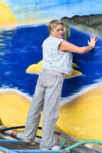 blonde dame staat voor graffiti