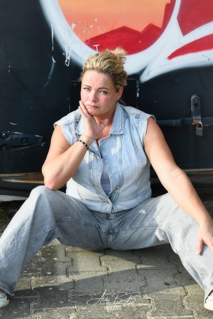 *blonde dame zittend achter haar graffiti