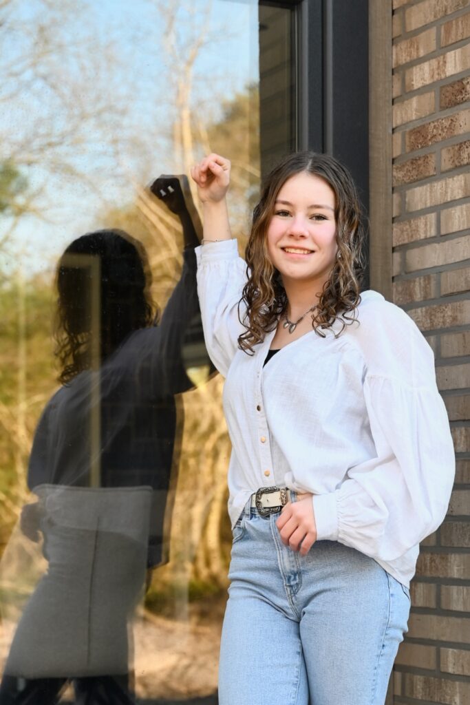 *jonge dame met haar spiegelbeeld