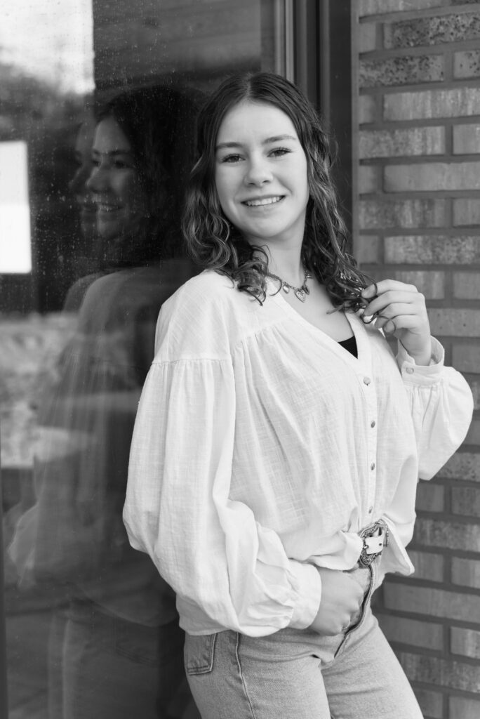 *close upjonge dame met haar spiegelbeeld zw