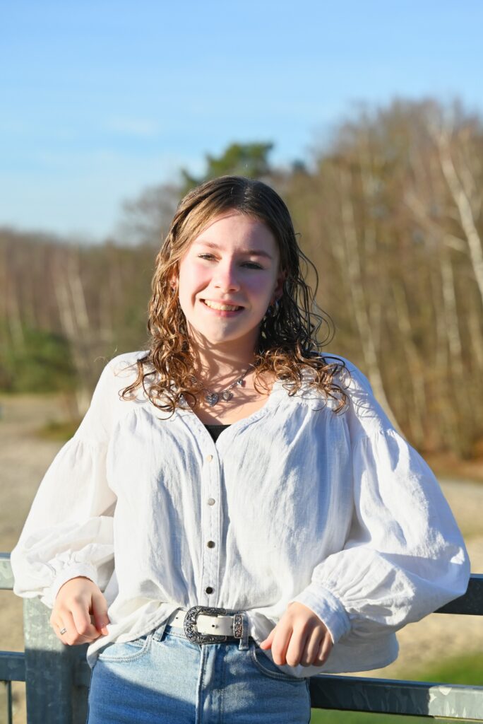 *jonge dame posserend