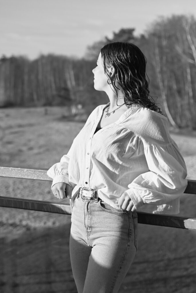 *jonge dame kijkend in de verte