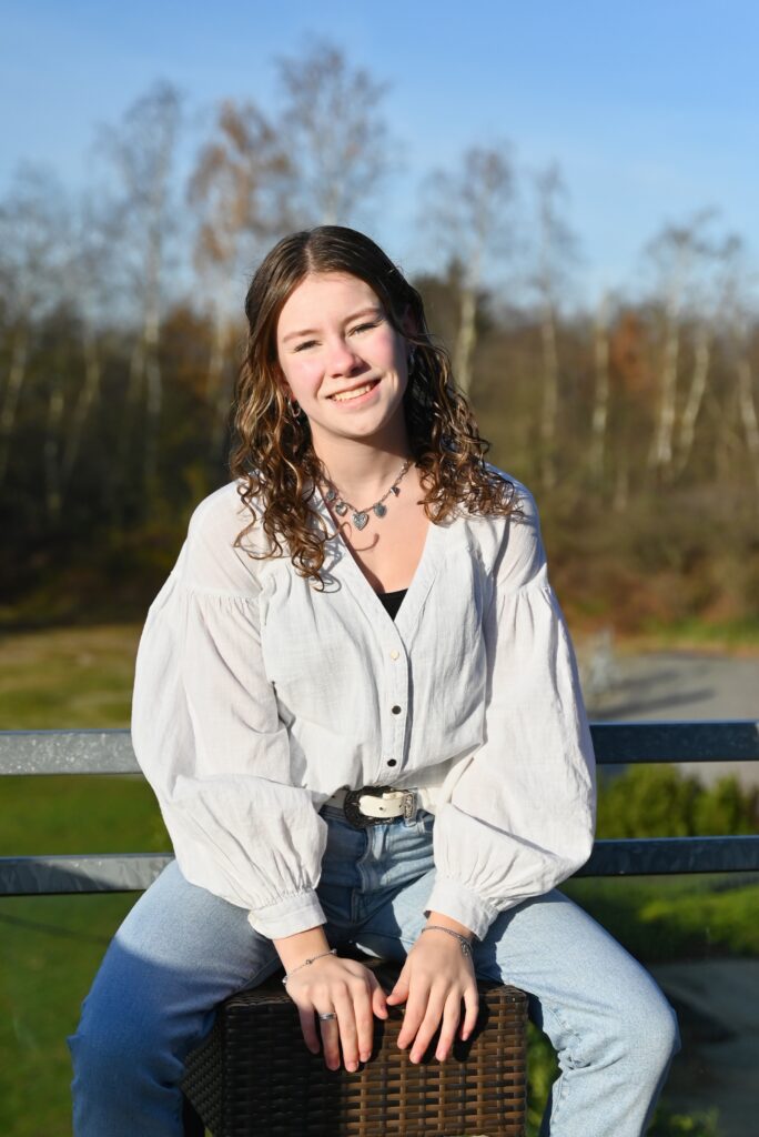 *jonge dame op een kruk