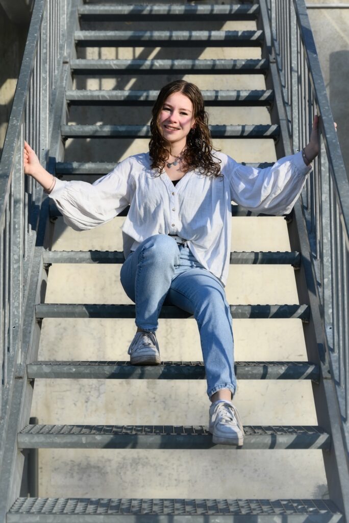 *jonge dame zittend op een trap
