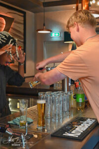 jongen aan bar