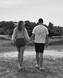 man en vrouw lopend zwart/wit