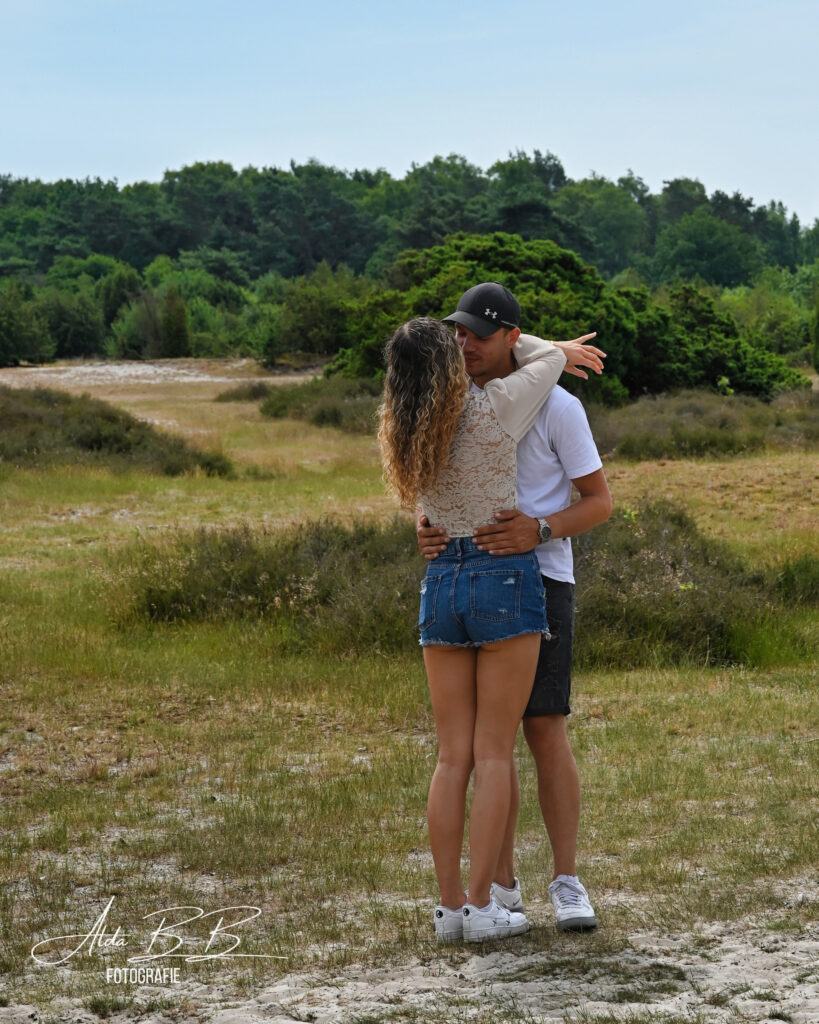 *man en vrouw zoenend