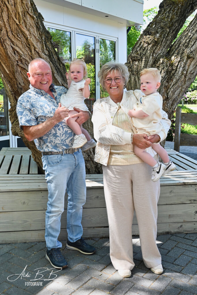 * opa en oma met achterkleinkinderen