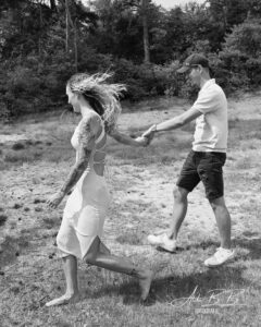 *man en vrouw lopend zw