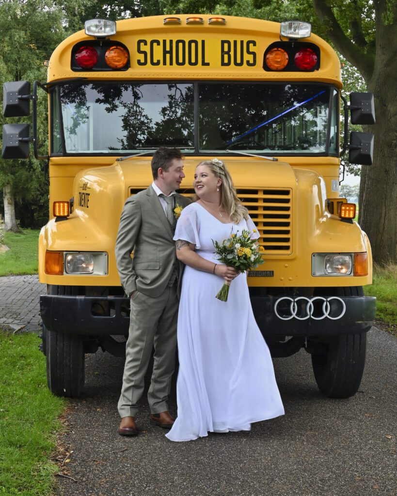 man en vrouw voor schoolbus