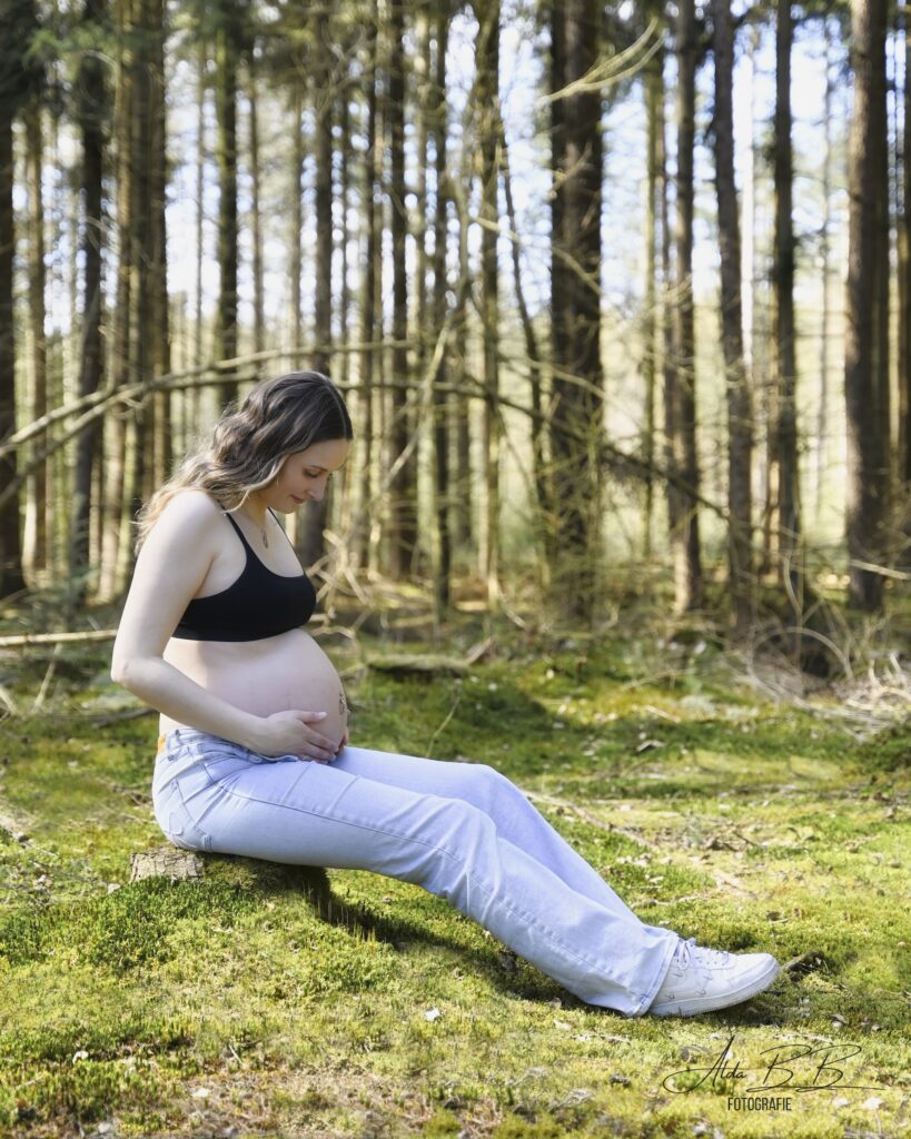 zwangere vrouw kijkend naar buik