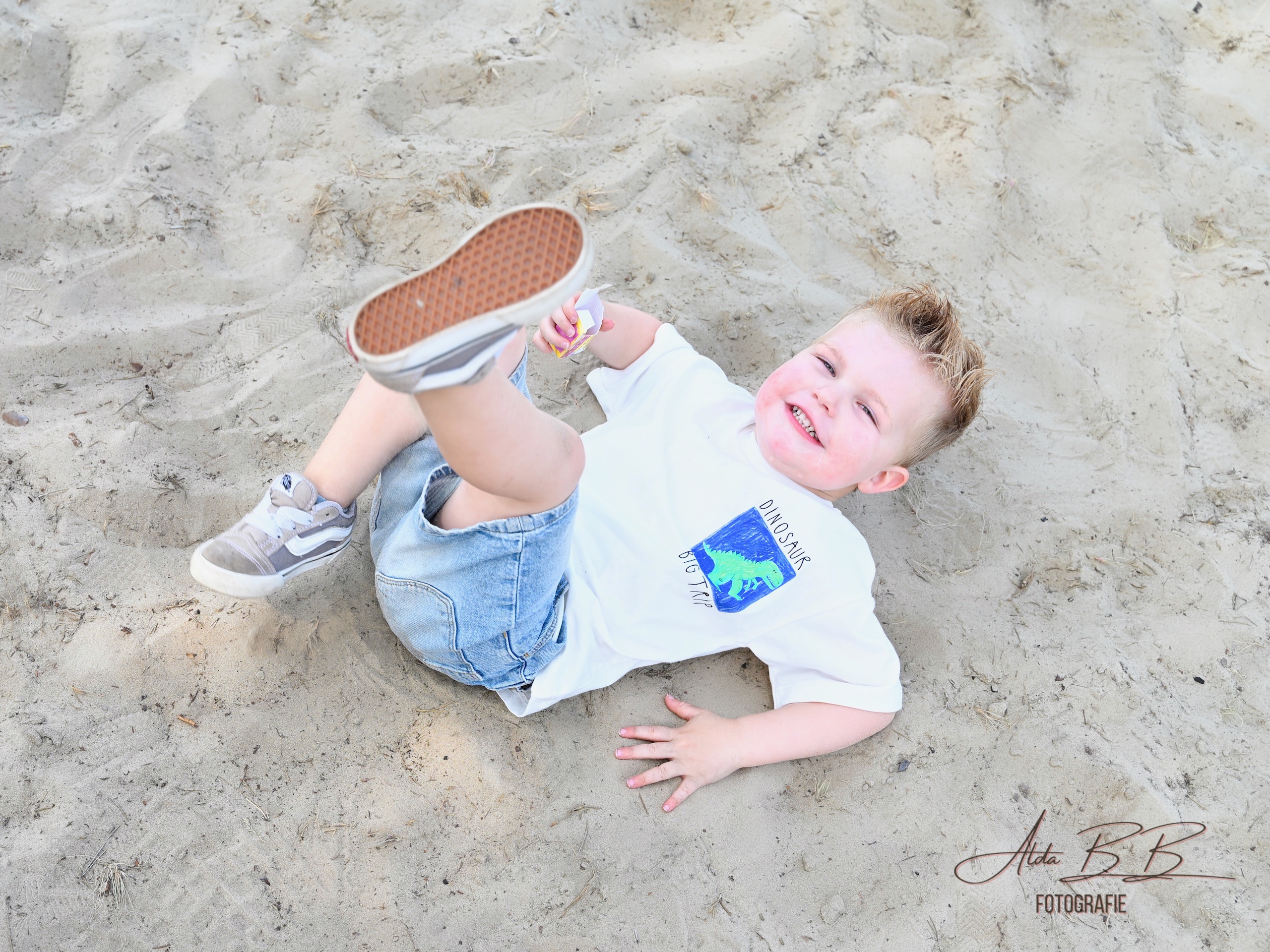 jongetje in het zand